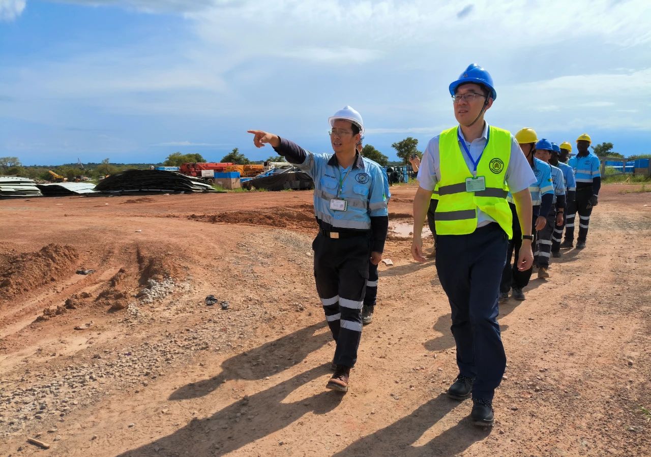 每日(ri)經(jing)濟新(xin)聞：國(guo)投(tou)證券給予海南(nan)礦業增持評級，油氣(qi)鐵礦基本(ben)盤穩健，锂資(zi)源端投(tou)産(chan)在(zai)即